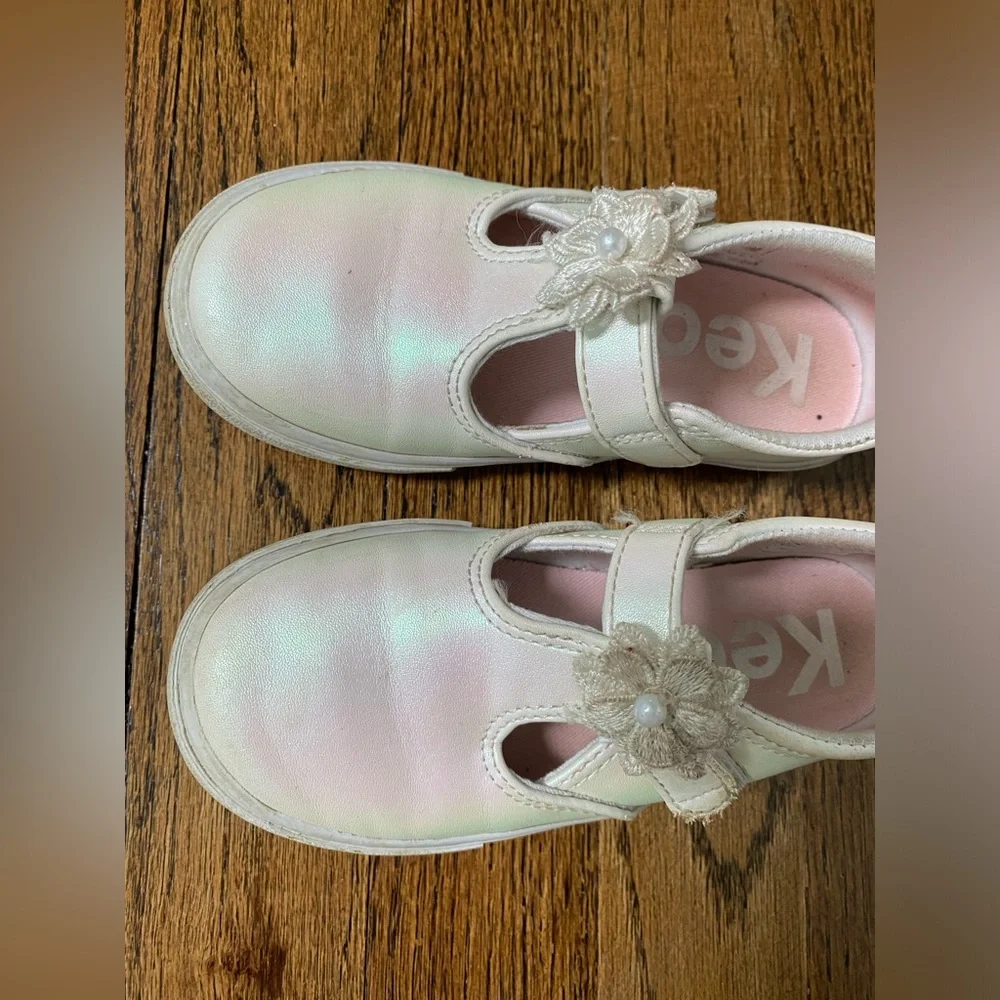 Keds- Daphne flower white pearlized toddler girl size 9.5 Mary Jane t-strap shoe